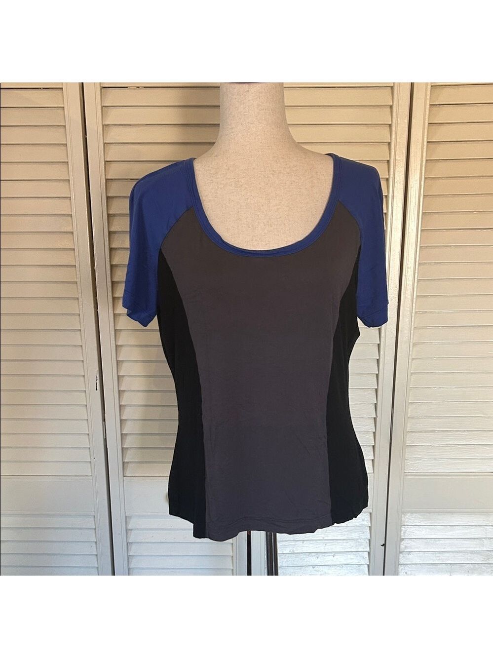 St. John Colorblock Scoop Neck Short Sleeve Top in Blue, Gray & Black